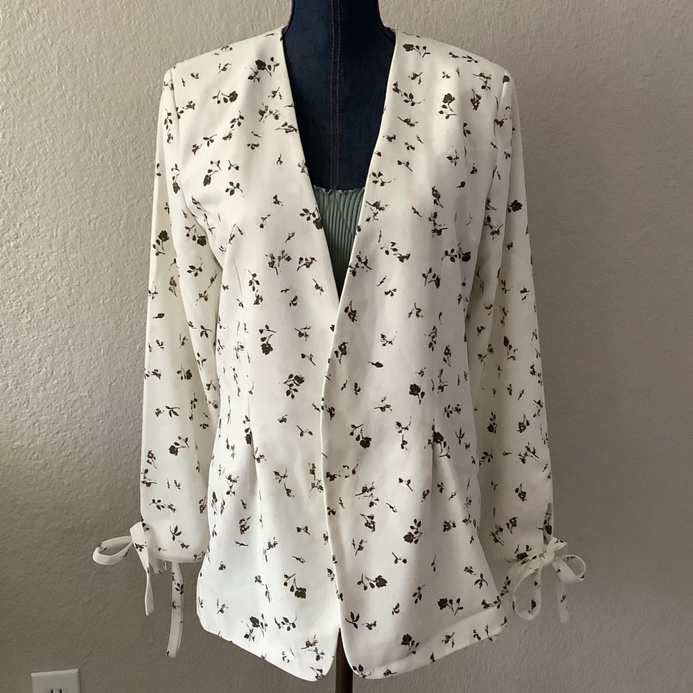 Hinge Ivory Cream Long Sleeve Floral Print Open Front Blazer Top Women's Size 1